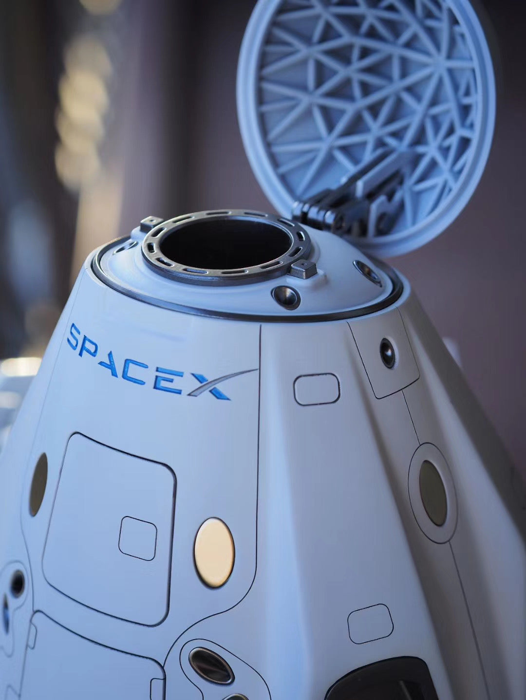 Crew Dragon 1/55 model demonstration of capsule docking port and nose cone