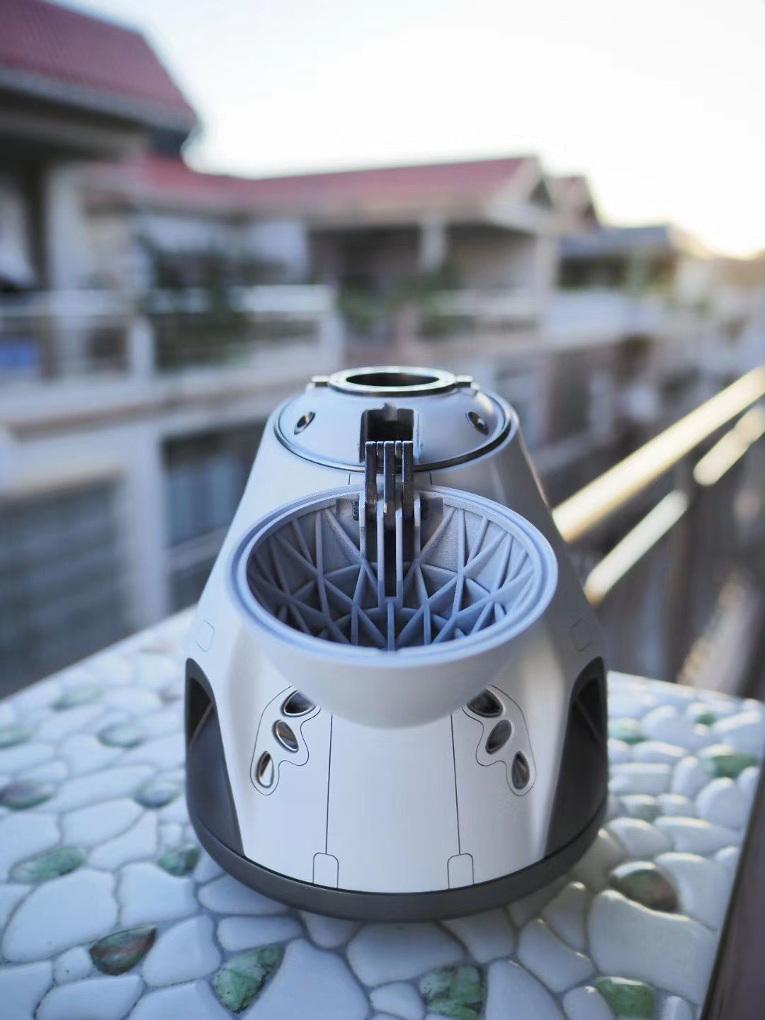 Nose cone opening mechanism in the CrewDragon capsule model